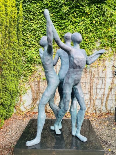 Vi står sammen (høyde 180 cm )