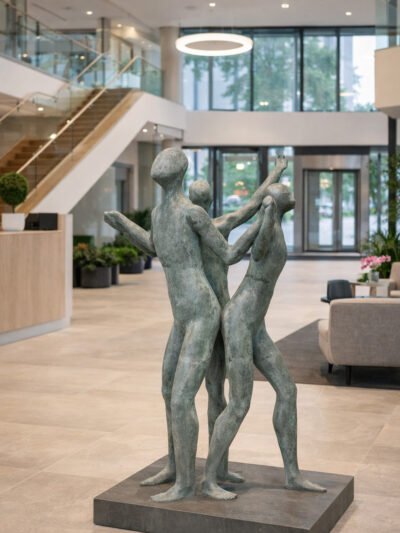 Vi står sammen (høyde 180 cm )